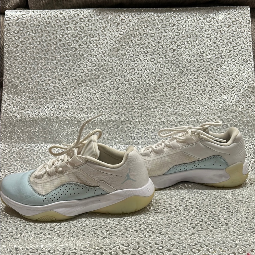 Jordan Women’s Senior 8 basketball shoes